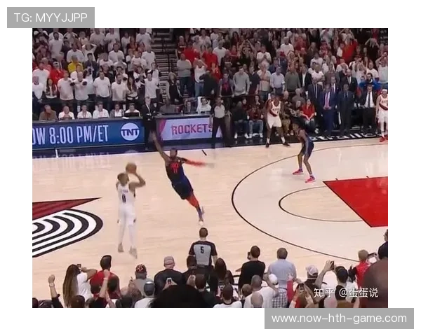 利拉德超远三分命中，密尔沃基看台炸开